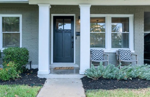 Allandale House | Adorable spacious 1300 sq ft, 2 BR home with huge fenced yard, great location