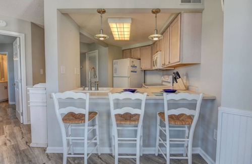 Sneads Ferry Condo | Adorable Updated Oceanfront Condo on the top floor!