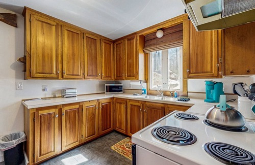 Gray Apartment | Adorable waterfront gem with 2 kayaks, high-speed WiFi, full kitchen & dock
