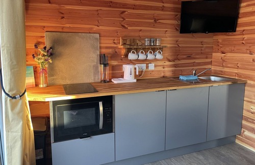 Boston Cabin | Adults only cabin with double bed with Hot Tub