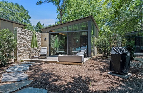 Malakoff Cottage | Adults-only escape on CCL with hot tub, hammocks, and peaceful lake views!