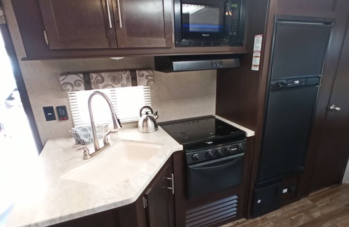 Southwest Meade House | Adventure Awaits! Spacious Camper, Off-Grid Experience