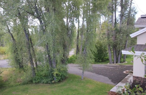 Driggs House | Adventure Basecamp of Teton Valley | Fireplace, Bunk Beds, Aspen Forests and Skiing Nearby