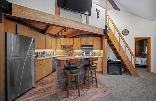 Sunriver House | Adventure Basecamp with Hot Tub, BBQ & A/C