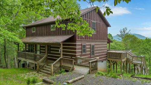 Jefferson House | Adventure Cabin! Fire Pit, State Park, Fishing, Mtn Views, Hot Tub, WiFi