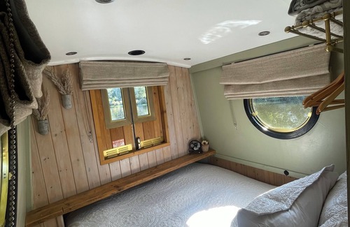 Normanton Boat Rental | Adventure for 2! Tranquil, cosy boat life staycation or self drive holiday hire.