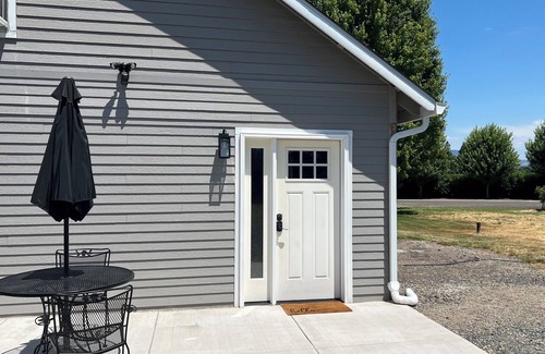 Medford House | Adventure Getaway/Spacious One Bedroom in Beautiful Central Point, Oregon