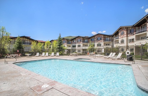 Midway Villa | Adventure Hub~Backcountry Ski|Snowmobile|Scuba Diving Villa 3020