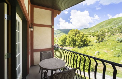 Midway Villa | Adventure Hub~Nordic Ski, Snowmobile & Ice Fishing Villa 3039-1