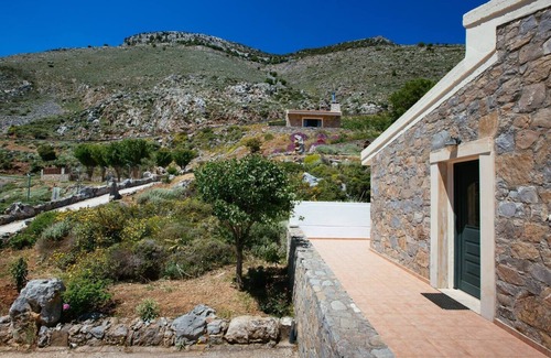 Krouson Villa | AETOVIGLA GUESTHOUSE 1 Standalone one space villa