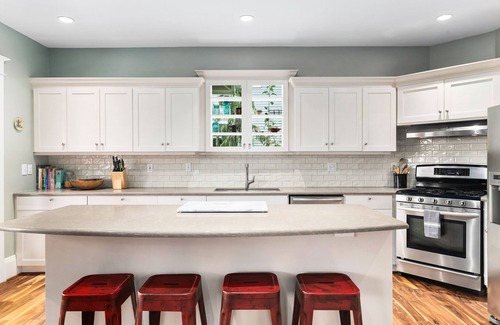 Leschi House | Affordable 2 Bedroom Craftsman in the Central District Close to Downtown Seattle