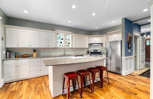 Leschi House | Affordable 2 Bedroom Craftsman in the Central District Close to Downtown Seattle