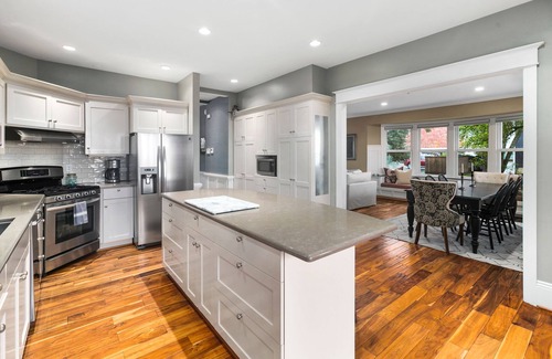 Leschi House | Affordable 2 Bedroom Craftsman in the Central District Close to Downtown Seattle