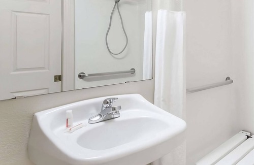 Austin Ave. Hotel | Affordable and convenient unit in Knights Inn Franklin Ave Waco, Parking, Pet-Friendly! Near Cameron Park & Zoo