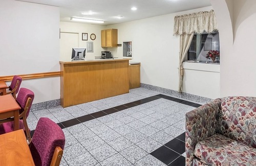 Austin Ave. Hotel | Affordable and convenient unit in Knights Inn Franklin Ave Waco, Parking, Pet-Friendly! Near Cameron Park & Zoo