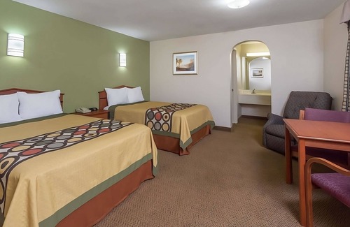 Austin Ave. Hotel | Affordable and convenient unit in Knights Inn Franklin Ave Waco, Parking, Pet-Friendly! Near Cameron Park & Zoo