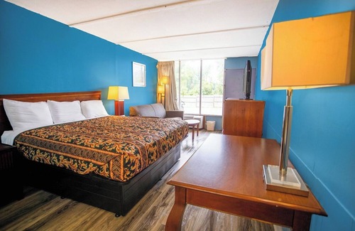 Kernersville Hotel | Affordable King Bed Room Close to Triad Park – Walkable Location