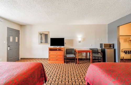 Vernon Hotel | Affordable Retreat Near Orbison Park – Pet-Friendly and Easy Parking