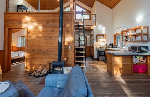 Ashland Cabin | Agate Flats Cabin w/Jacuzzi and Wood Stove at Green Springs Inn