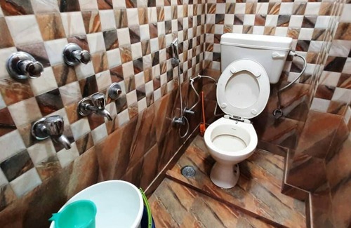 New Delhi House | Aggarwal Guest House In Cream Location 92,121,74700