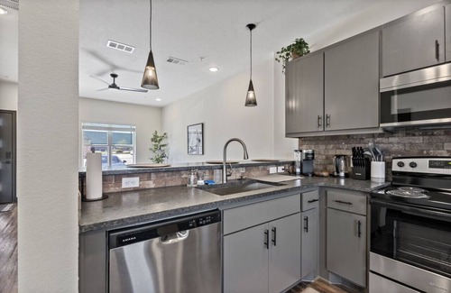 College Station Condo | Aggie Condo 2 Master Bedroom Ensuites