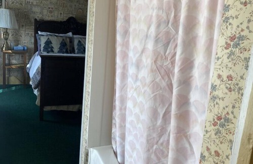 Wabasha Hotel | AH #31/#32 · AH Jack and Jill 2 Full/adjoining bathroom