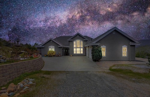 Ahwahnee House | Ahwahnee Hilltop Getaway - large modern home with amazing views