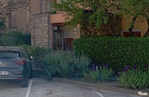 La Crau Apartment | Air-conditioned ground floor apartment with balcony, small garden and terrace