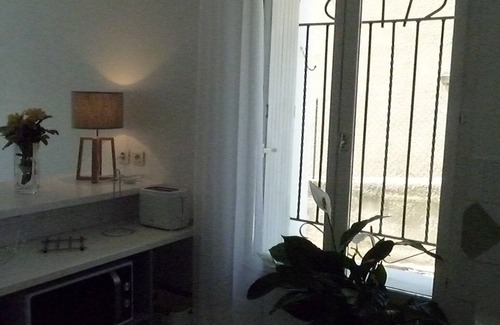 Meze Apartment | Air-conditioned Studio on the Ground Floor, in Historic Mèze, Bassin de Thau