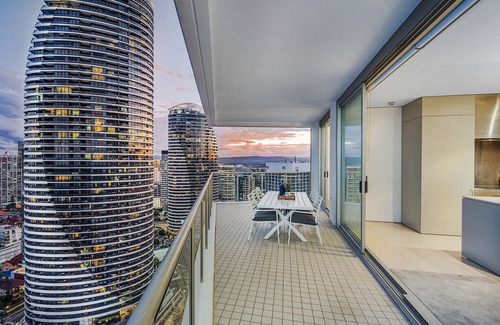 Broadbeach Apartment | Air On Broadbeach Level 22 Beachfront VIEWS!