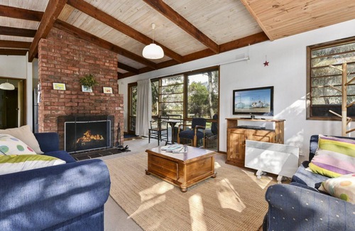 Aireys Inlet House | Airey's 15 - Walk To The Beach & Cafe's, Pet FrIendly.