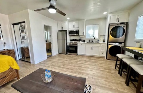 Gardena Apartment | Airy Arty Studio with Amenities