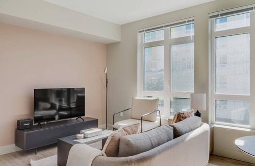 Squire Park Apartment | Airy First Hill Jr 1BR w/Gym, Roof Lounge, W/D & Games, by Blueground