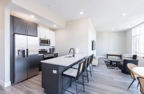 The Heights Apartment | Airy Loft by NYC w Rooftop & Parking on Premises