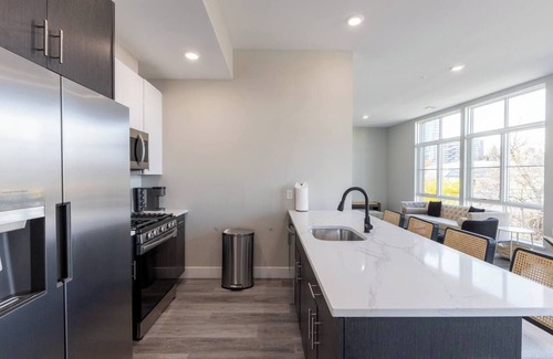 The Heights Apartment | Airy Loft by NYC w Rooftop & Parking on Premises