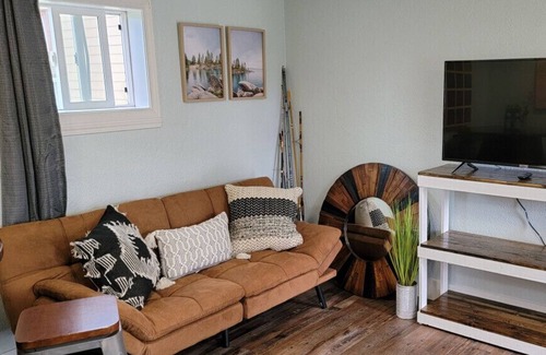 North Star Cottage | AK Outback - 10 minute walk to restaurants & trails - Convenient Location - #4 Slumber Village