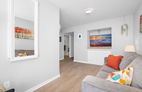 Lawrence Apartment | AL 101 - KU Cloud 9 - 3-Spacious bedroom