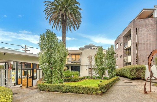 St Kilda Apartment | Alameda Apartment by Ready Set Stay - Linen, WIFI, Across from Albert Park Lake
