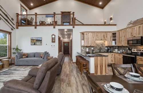 Palmer House | Alaskan White Christmas: Snow, Hot Tub & Magic!