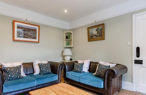 Holt House | Albert Cottage
