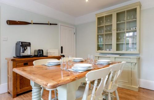 Holt House | Albert Cottage