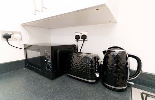 Morley Apartment | Albion 2 Bed Apartment Sleeps 6 with Parking