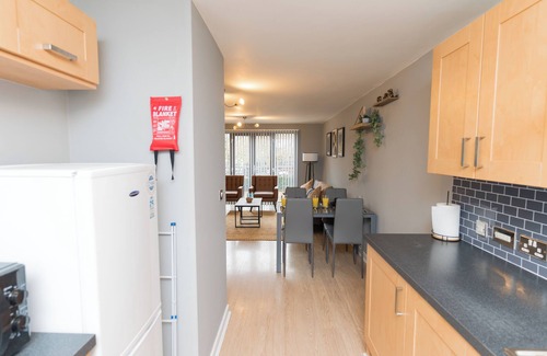 Wolverhampton Apartment | Albion Royale - 2 minute walk from the city centre! w/games!