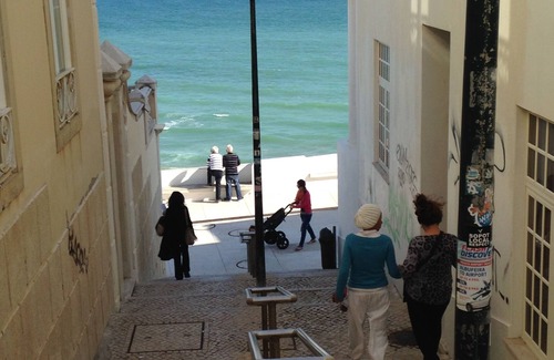 Albufeira Apartment | Albufeira. Wi-Fi. Beach 5 min walk. Cable Tv. Old Town. Quiet area. Balcony