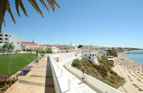 Albufeira Apartment | Albufeira. Wi-Fi. Beach 5 min walk. Cable Tv. Old Town. Quiet area. Balcony