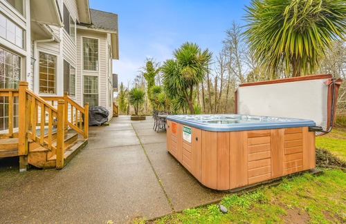 Otis House | Alder Breeze ~Secluded w/spa and lake views~