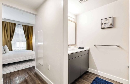 Los Angeles Bed & Breakfast | Alex 2BD Haven in Hollywood!Free parking and pool!