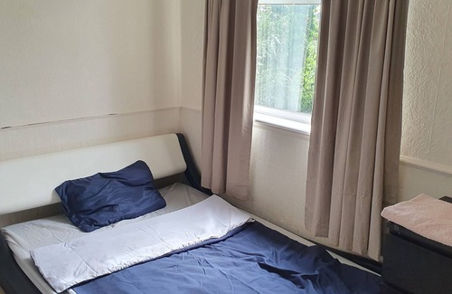 Measham House | Alex's place-House in a quiet area.n1 double room available.