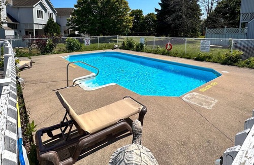 Collingwood House | Algonquin tranquil centrally located townhome