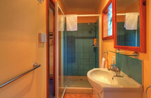East Devonport Apartment | Alice Beside The Sea - Studio Apartment.